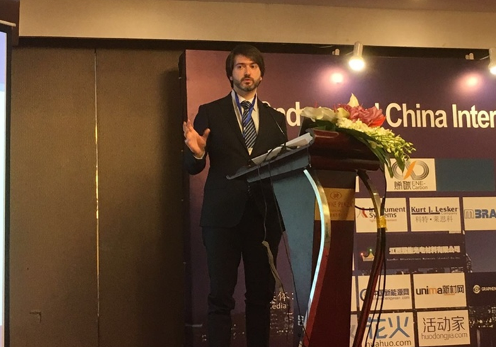 英国剑桥大学石墨烯研究中心的Antonio Lombardo做题为“Graphene high frequency and THz electronics”的报告
