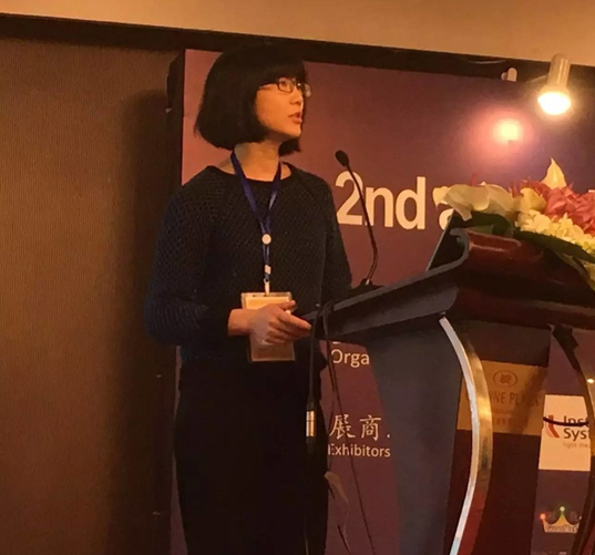 烯碳新材高级技术研究员周晓航博士在做题为“石墨烯在储能技术中应用的现状及前景”的报告