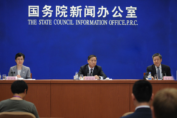 国务院办公厅出台《关于促进建材工业稳增长调结构增效益的指导意见》，对非金属矿材料、装备产业发展提出具体建议