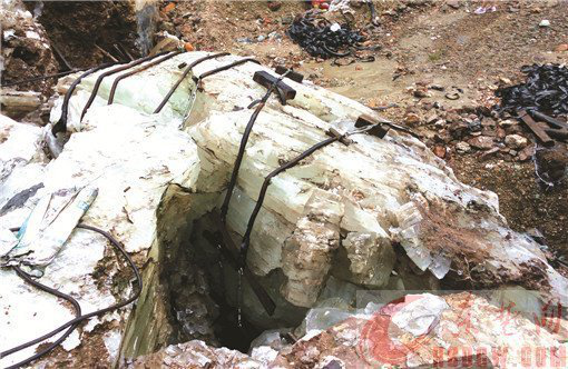 湖北现全国最大天然透明石膏 重量超过100吨