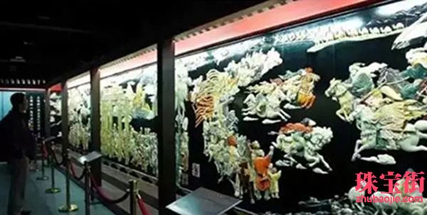 用料30吨玉石，雕成重达10吨的丝绸之路PK清明上河图