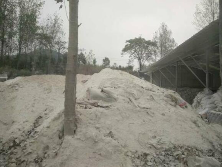 无视大气污染防治法 南召钙粉厂工业扬尘污染严重