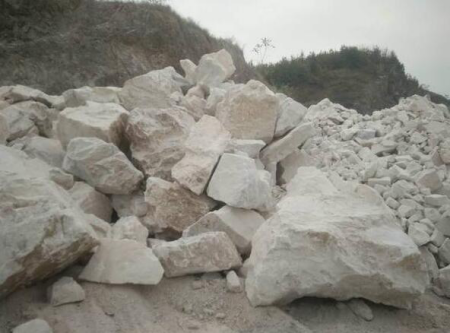 无视大气污染防治法 南召钙粉厂工业扬尘污染严重