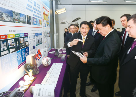 2015年10月23日，国家主席习近平参观英国曼彻斯特大学国家石墨烯研究院。