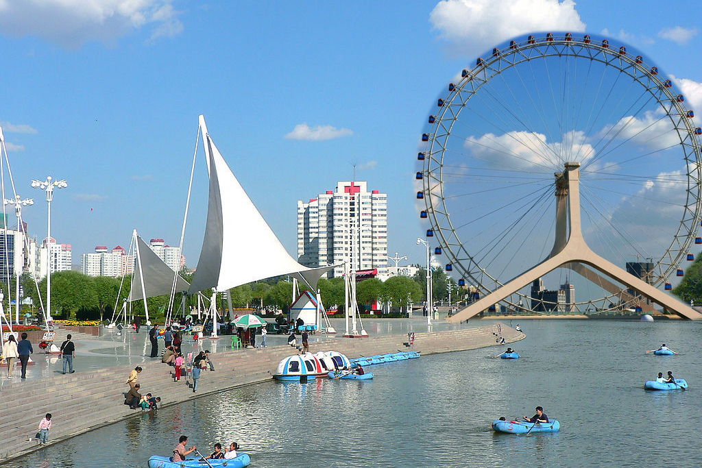 新疆库尔勒市（红柱石）