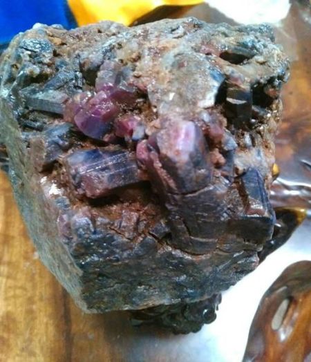 麻栗坡县张先生收藏的3.6公斤的红蓝宝石大晶体矿标