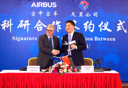 华中科技大学张海鸥教授与法国空客公司举行了技术合作签约仪式