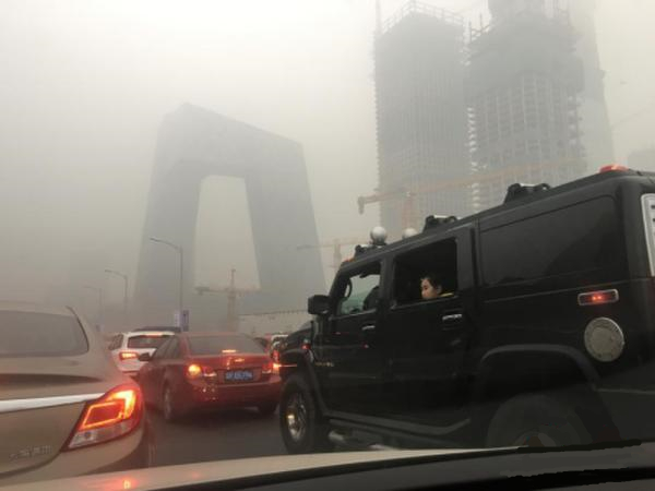 北京国贸附近被雾霾笼罩，能见度降低