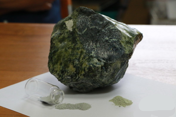 蛇纹石比石墨烯还牛？无毒环保的天然矿电池成功问世