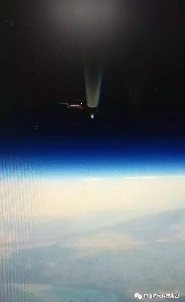 我国首款大型太阳能无人机成功完成两万米高空飞行