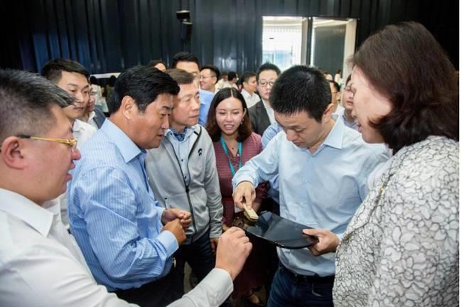 中国首个十余亿元新能源车碳纤维结构件订单签署，引领汽车轻量化发展