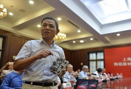 上海交大王浩伟教授正在发布会上介绍纳米陶瓷铝合金新材料