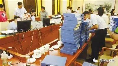 山东省资料组工作人员正在紧张整理各地报送的环保督查资料文件