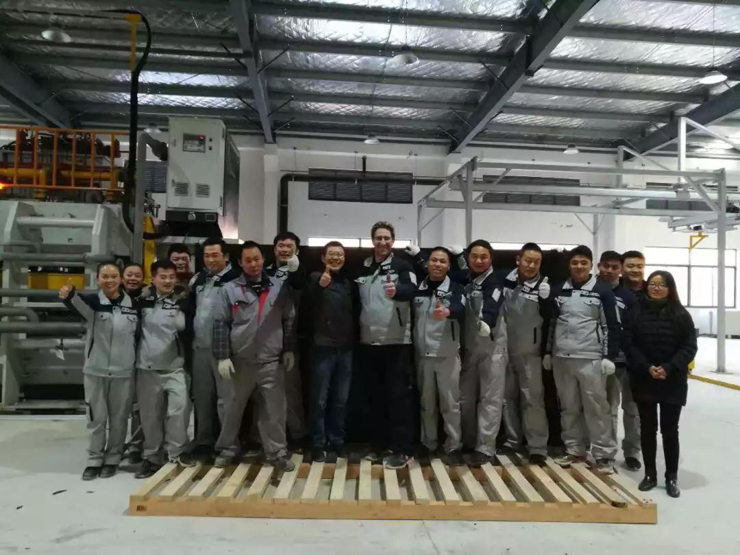 中国第一块超薄石英板试制成功！