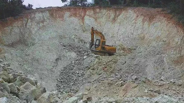 20万吨高岭土遭疯狂盗采,涉案上千万10人被抓!