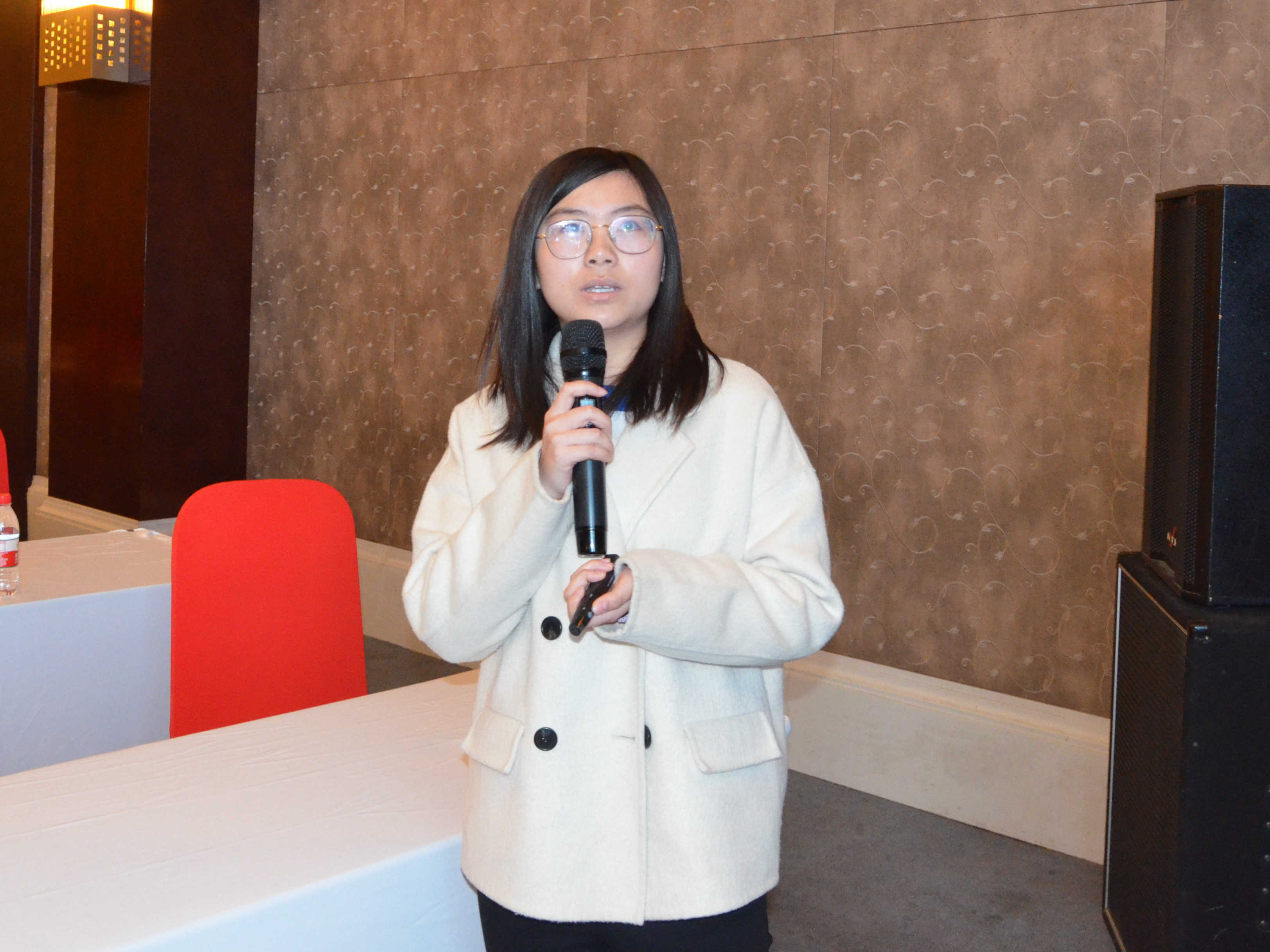 中国地质大学(北京)教授丁浩(孙思佳博士代)作《矿物基无机抗菌材料的制备与应用》专题报告