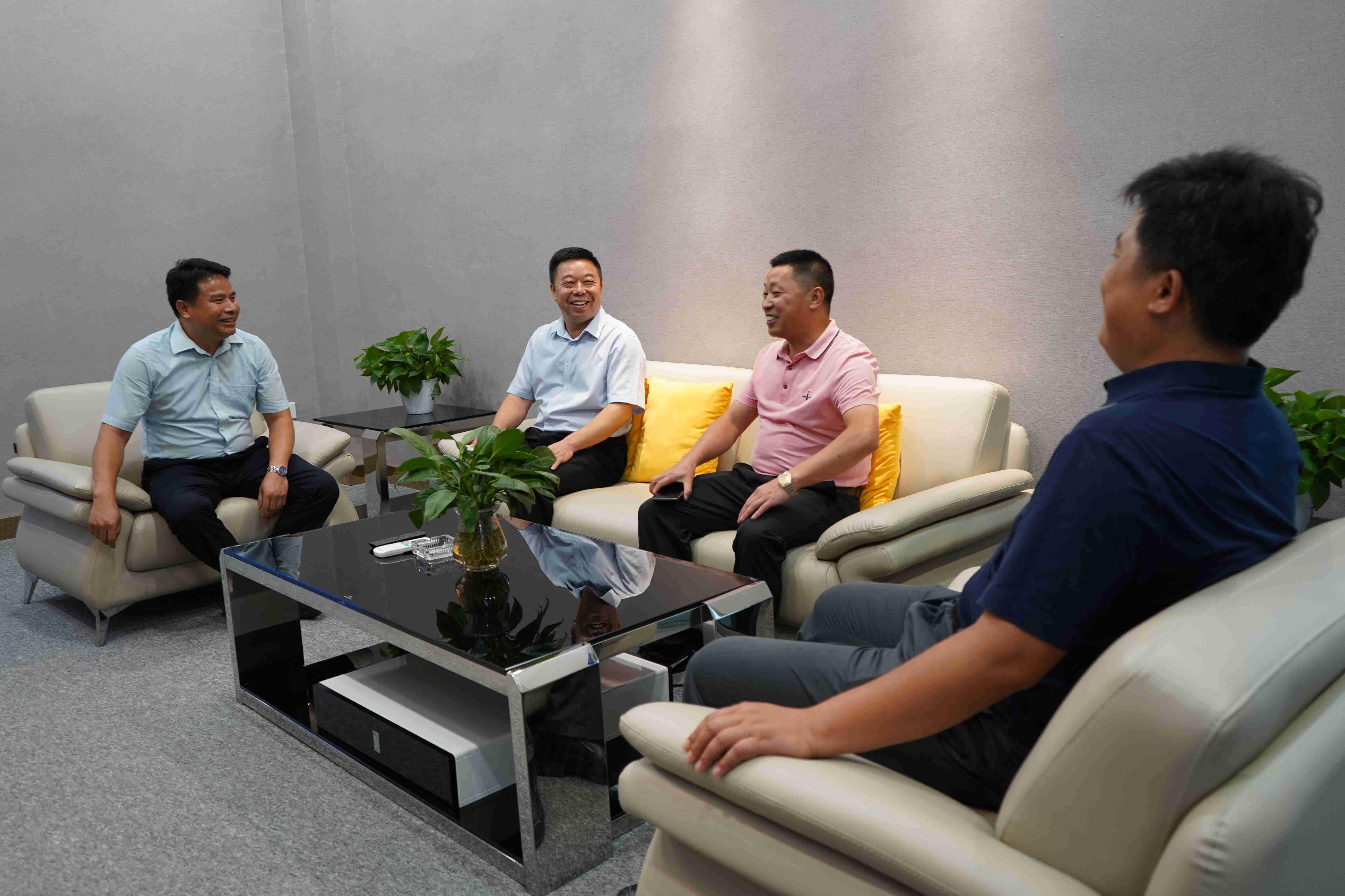 广西贺州旺高工业区到梧州、肇庆考察调研标准厂房项目