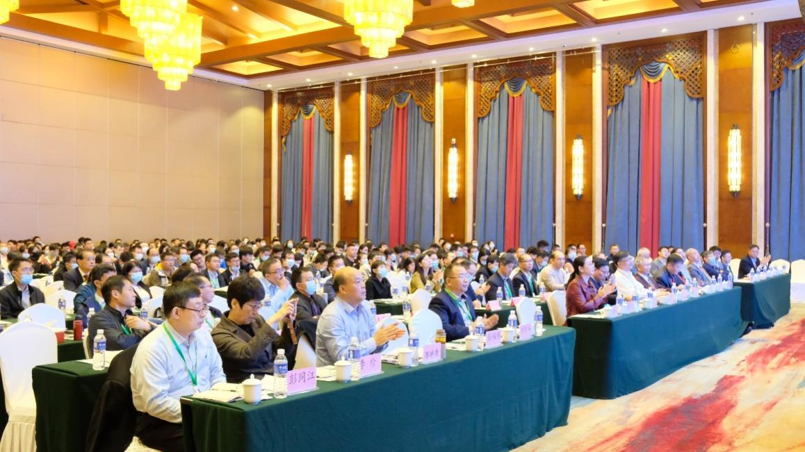 2021年10月15日至17日,由中国硅酸盐学会矿物材料分会、中国非金属矿工业协会矿物加工利用技术专业委员会联合主办,中国地质大学(武汉)纳米矿物材料及应用教育部工程研究中心、中国地质大学(武汉)材料与化学学院、中南大学矿物材料及其应用湖南省重点实验室共同承办的第三届全国矿物材料学术与技术交流会暨第二十一届全国非金属矿加工利用技术交流会在湖北省武汉市潮漫凯瑞国际酒店召开。来自各大专院校、科研院所以及相关企业的400余位专家学者、企业家和代表出席了大会。