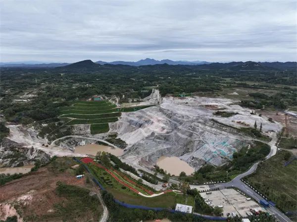 国家非金属矿深加工工程技术研究中心上天梯分中心正式揭牌 　　