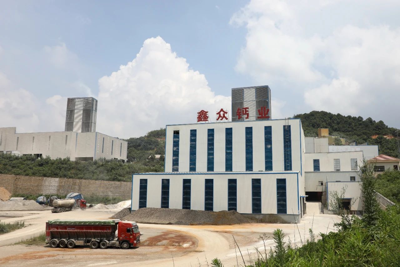 湖南临澧县：石灰石变身钙基新材料 　　 　　