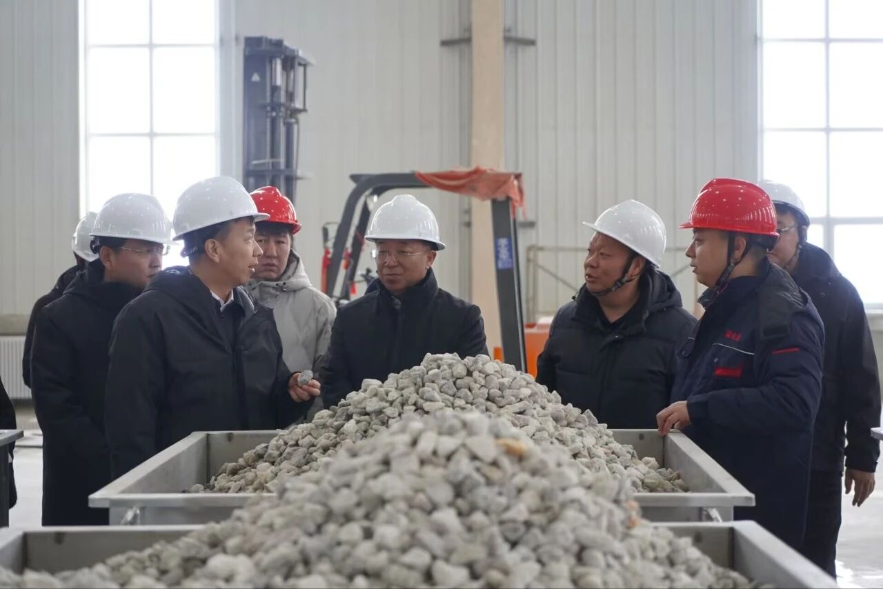 新疆富蕴县2万吨高纯石英砂项目投产  